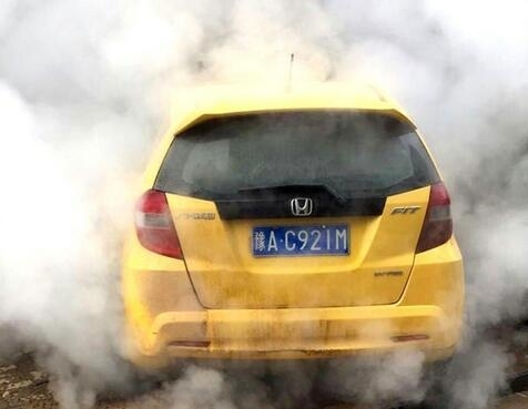 鄭州熱力管道爆裂 蒸汽噴涌高達(dá)20米 轎車被蒸3小時(shí) 鄭州熱力管道爆裂 蒸汽噴涌高達(dá)20米 轎車被蒸3小時(shí)